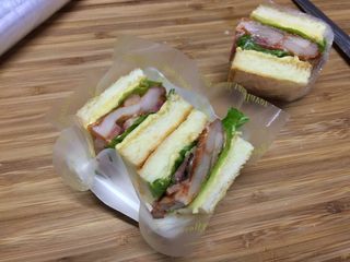 26、#吐司新吃法之一#新奥尔良三明治,另一种切法，纵横切两刀，切开四等份