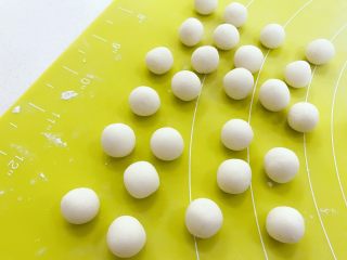 8、宝宝辅食：水果小圆子-36M ,用手搓成大小适中的小圆子，放在手掌心搓成小圆球就可以啦，小芽的小圆子比较小，可以放在左手的掌心，用右手的食指转圈搓圆。