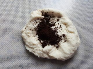 2、 天然酵种割口欧包,皮用料全部混合。