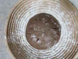 5、 天然酵种割口欧包,发酵篮中洒高筋面粉,将面团光滑面朝下,放入发酵篮中进行发酵。