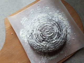 7、 天然酵种割口欧包,将面团倒扣在披萨铲上