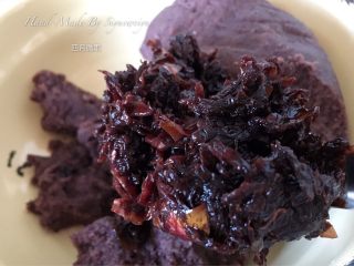 1、麻薯玫瑰豆沙酥,玫瑰豆沙馅，红豆沙180g、大马士革玫瑰花酱48g混合拌均匀