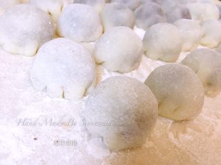 4、麻薯玫瑰豆沙酥,封口朝下码放在一起备用。