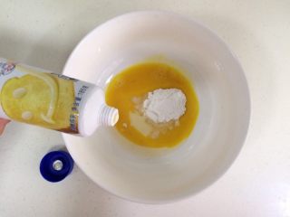 7、旺仔小馒头,继续加入10克炼乳。