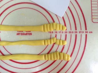 11、旺仔小馒头,把面团分成几等份,搓成长条状,用刮切块,断成小小剂子,大概在一克左右。