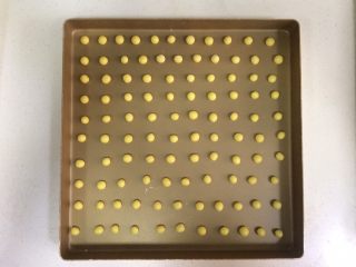 12、旺仔小馒头,挨个挨个搓圆放烤盘里,个头比黄豆粒稍微大一点。