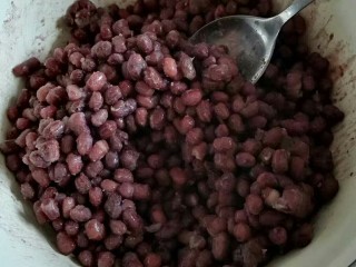 1、红豆小餐包,红豆放冰箱冷藏浸泡24个小时，沥干水分用盆子装起来，放高压锅里面隔水压煮，高压锅上汽以后压20分钟，然后焖30分钟，出锅以后放适量白砂糖搅拌均匀。