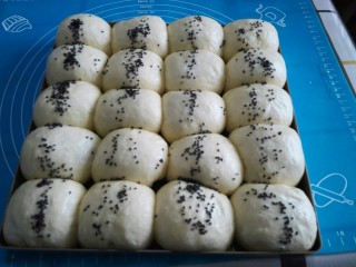 11、红豆小餐包,然后面团表面刷一点清水，撒上适量黑芝麻。