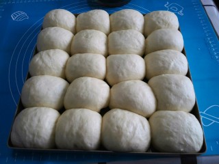 10、红豆小餐包,烤箱或者发酵箱里面放一碗热水，温度控制在38度左右，发酵到两倍大。