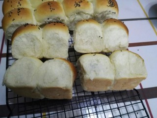 14、红豆小餐包,拿出来放烤网晾凉，微热时候放入保鲜袋装起来，室温保存，三天之内食用完。看看这组织不错吧。