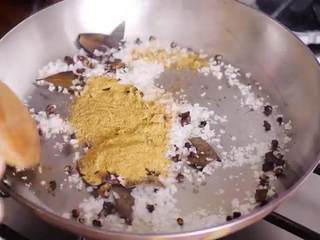 2、猪油拌饭&白菜卤&猪油拌饭,在锅里放入海盐翻炒，倒入香叶、桂皮、八角炒出香味，再倒入花椒，最后倒入五香粉