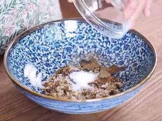 3、猪油拌饭&白菜卤&猪油拌饭,倒入碗里晾凉，放入糖拌匀