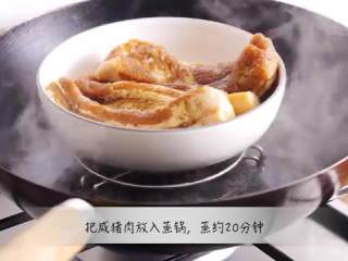 5、猪油拌饭&白菜卤&猪油拌饭,腌好的肉用清水洗净，放入蒸锅，蒸20分钟