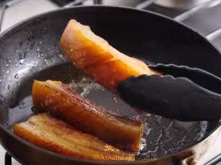 6、猪油拌饭&白菜卤&猪油拌饭,热锅倒油，把咸猪肉放入，小火煎至焦黄