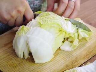 9、猪油拌饭&白菜卤&猪油拌饭,胡萝卜去皮切片，白菜切寸段，姜蒜切片，香菇切片，猪油渣切碎，木耳撕成小片