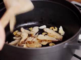 10、猪油拌饭&白菜卤&猪油拌饭,热锅倒油，倒入姜片、蒜片、海米和香菇爆香