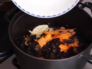 11、猪油拌饭&白菜卤&猪油拌饭,下猪油渣，倒入木耳和胡萝卜翻炒