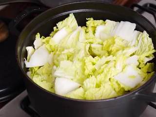 12、猪油拌饭&白菜卤&猪油拌饭,再倒入白菜，加盐，倒入泡过香菇和海米的水，加入热水，炖煮15分钟