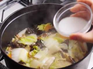 13、猪油拌饭&白菜卤&猪油拌饭,再倒入水淀粉勾芡，加白胡椒、糖和香油拌匀即可