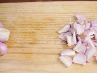 15、猪油拌饭&白菜卤&猪油拌饭,红葱头切半去皮，切成丝