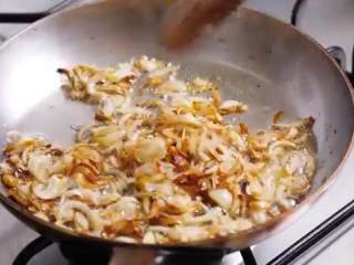 16、猪油拌饭&白菜卤&猪油拌饭,热锅倒入猪油，倒入红葱头，小火翻炒至金黄色