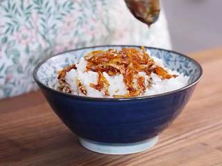 17、猪油拌饭&白菜卤&猪油拌饭,把米饭盛入碗里，浇上红葱，浇上酱汁拌匀即可