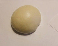 2、奶酪包,揉好的面团滚圆，盖保鲜膜醒发30分钟