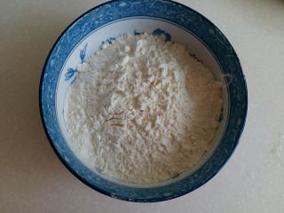 2、胡萝卜香菜素丸子,160克中筋面粉