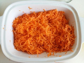 4、胡萝卜香菜素丸子,胡萝卜用擦板擦成细丝