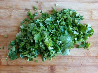 5、胡萝卜香菜素丸子,香菜切成小段