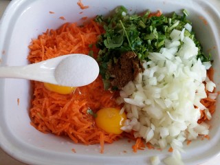 8、胡萝卜香菜素丸子,加入2小匙盐调味