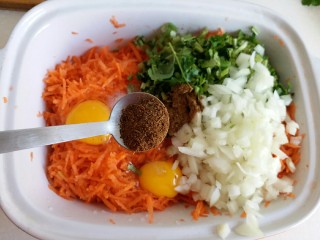 10、胡萝卜香菜素丸子,再加入一小勺孜然粉