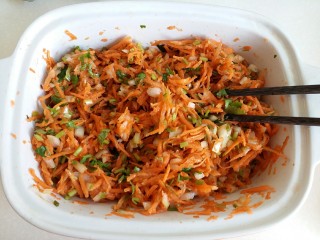 11、胡萝卜香菜素丸子,用筷子搅拌均匀
