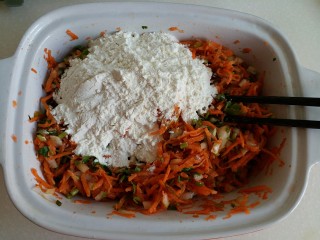 12、胡萝卜香菜素丸子,将面粉倒入胡萝卜香菜馅里