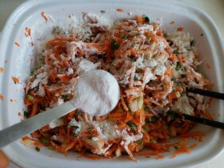 13、胡萝卜香菜素丸子,加入一小勺无铝泡打粉增加脆度