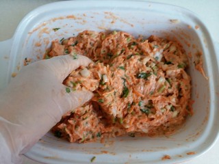 14、胡萝卜香菜素丸子,带上烘焙手套把馅抓捏均匀