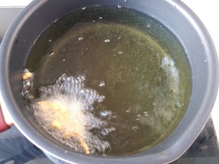 15、胡萝卜香菜素丸子,锅里倒入2/3的食用油烧热后取一小块试一试油温,见马上漂浮在上面就说明可以炸丸子了