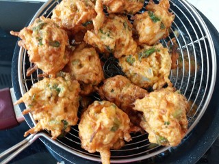 18、胡萝卜香菜素丸子,将已经金黄的丸子捞出(如果喜欢吃脆脆的可以进行二次复炸)