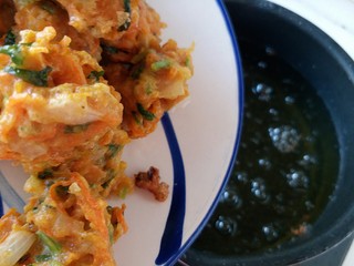 19、胡萝卜香菜素丸子,装入盘中的丸子等锅里的油温烧8~9成热就可以放入,30秒后快速捞出就可以了。