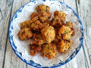 20、胡萝卜香菜素丸子,一盘又香又脆的胡萝卜香菜素丸子完成了。