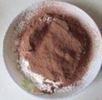 1、与咖啡很搭配的“水果闪电泡芙”,低筋面粉、可可粉一起过筛