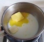 2、与咖啡很搭配的“水果闪电泡芙”,牛奶、黄油、糖和盐放入炉上煮