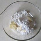 10、与咖啡很搭配的“水果闪电泡芙”,黄油中加入糖粉， 用电动搅拌器搅拌