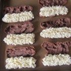 14、与咖啡很搭配的“水果闪电泡芙”,奶油糖霜放入挤花袋中挤在泡芙底部