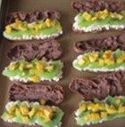 15、与咖啡很搭配的“水果闪电泡芙”,在奶油糖霜上面放上弥核桃和芒果粒