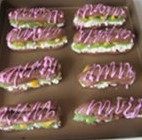 18、与咖啡很搭配的“水果闪电泡芙”,将巧克力随意画线条在泡芙表面。