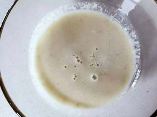 2、宝宝辅食：苹果栗子饼,把取出的栗子肉放入搅拌机，加入切块的苹果，倒入奶粉泡好的奶，用搅拌机搅拌，然后将搅拌好的苹果栗子泥放入大碗中。