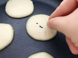 4、宝宝辅食：苹果栗子饼,在饼中间撒上少许黑芝麻