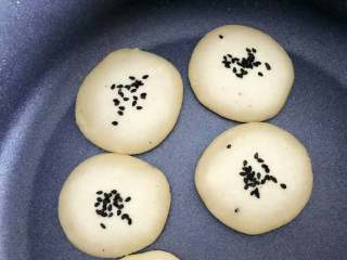 5、宝宝辅食：苹果栗子饼,一直用小火慢慢煎，等晃动平底锅，小饼可以跟着动时（如果有粘住的，可以用锅铲帮忙下），就可以翻面了，此时栗子饼周边都已经凝固变色，有点微微翘起。