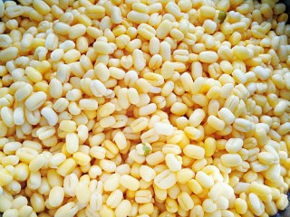 1、蔓越莓绿豆糕,脱皮绿豆，洗净，提前浸泡5个小时，2~3小时换一次水